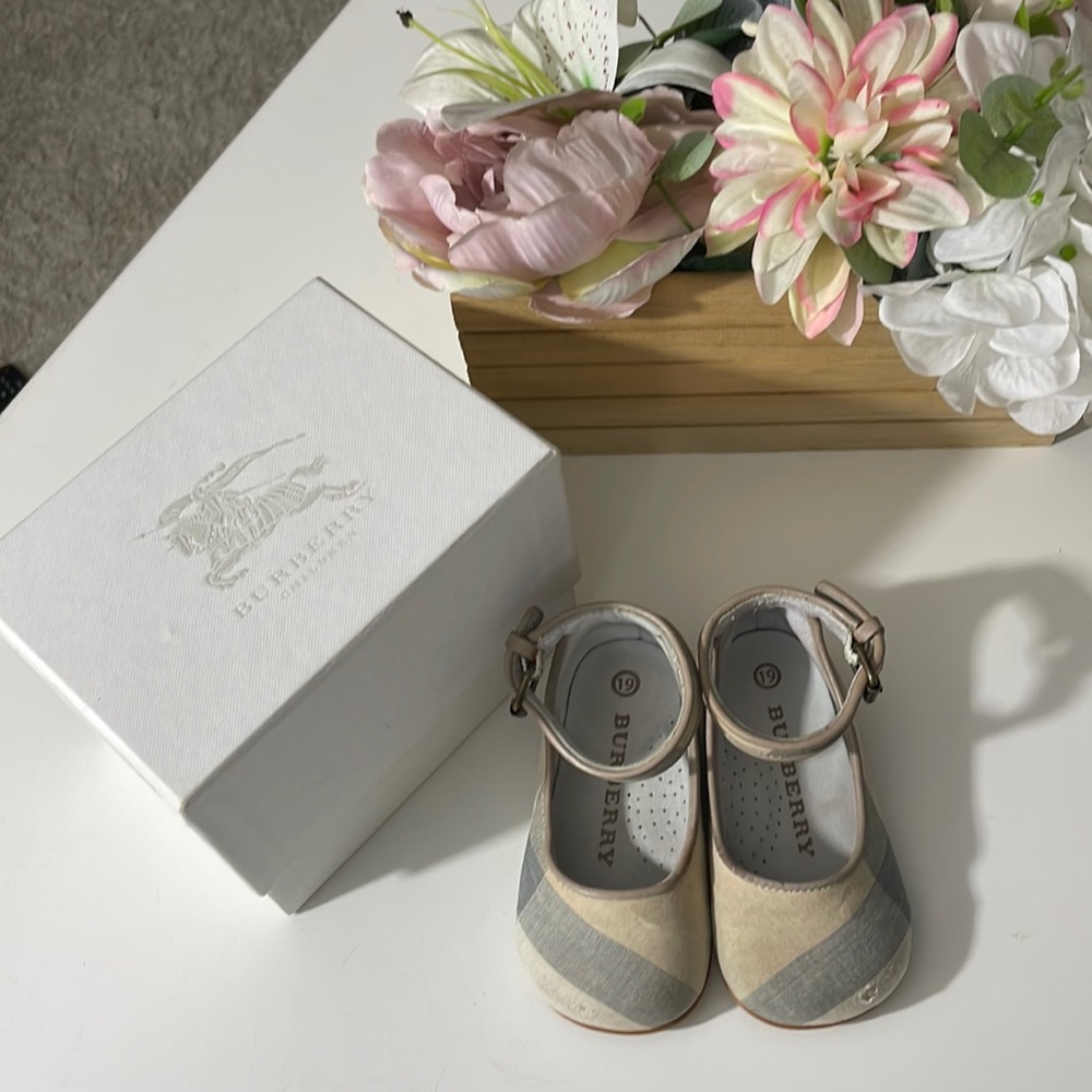 Burberry
Newborn Check Shoe size 19